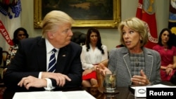 Donald Trump, alături de secretarul american pentru Educație, Betsy DeVos