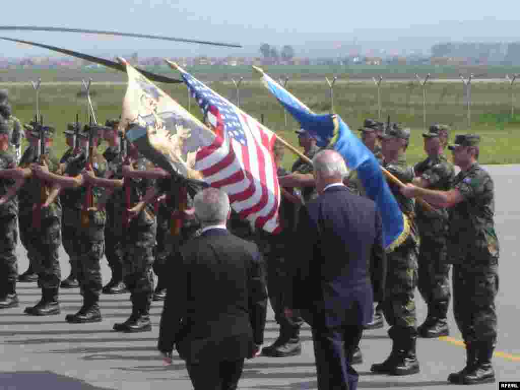 Zoti Bajden së bashku me ministrin e Jashtëm të Kosovës, zotin Skënder Hyseni, parakalojnë para FSK-së...