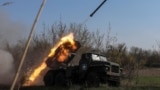 Український військовий стріляє з реактивної системи залпового вогню БМ-21 «Град» у бік російських військ на передовій, поблизу міста Покровськ Донецької області, 9 квітня 2025 року