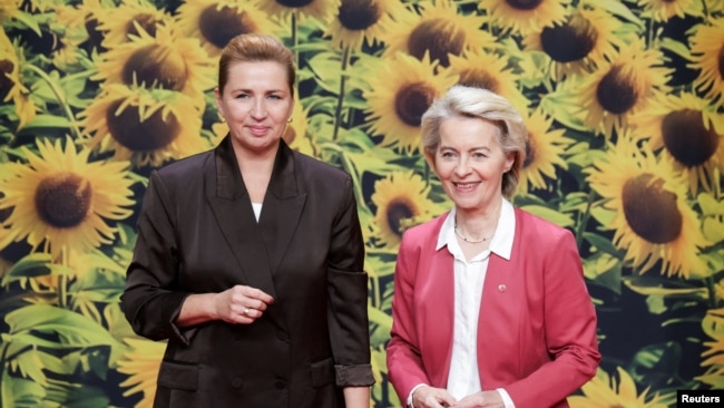 Премьер-министр Дании Метте Фредериксен и председатель Европейской комиссии Урсула фон дер Ляйен на саммите Европейского политического сообщества в Копенгагене. 2 октября 2025 года