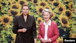 Premierul Danemarcei, Mette Frederiksen, a primit-o pe președinta Comisiei Europene, Ursul von der Leyen, la summitul Comunității Politice Europene de la Copenhaga.