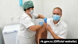 Замминистра здравоохранения российского правительства Крыма Антон Лясковский прививается от гриппа