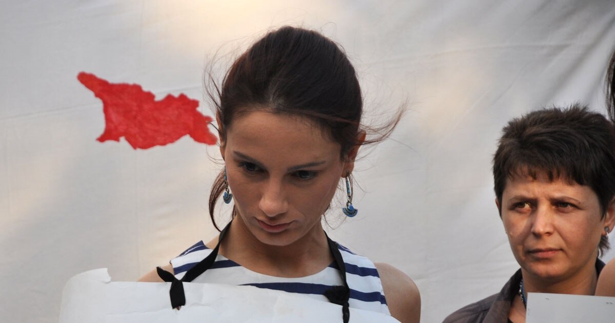 Порно ұйықтап жатқан қыз