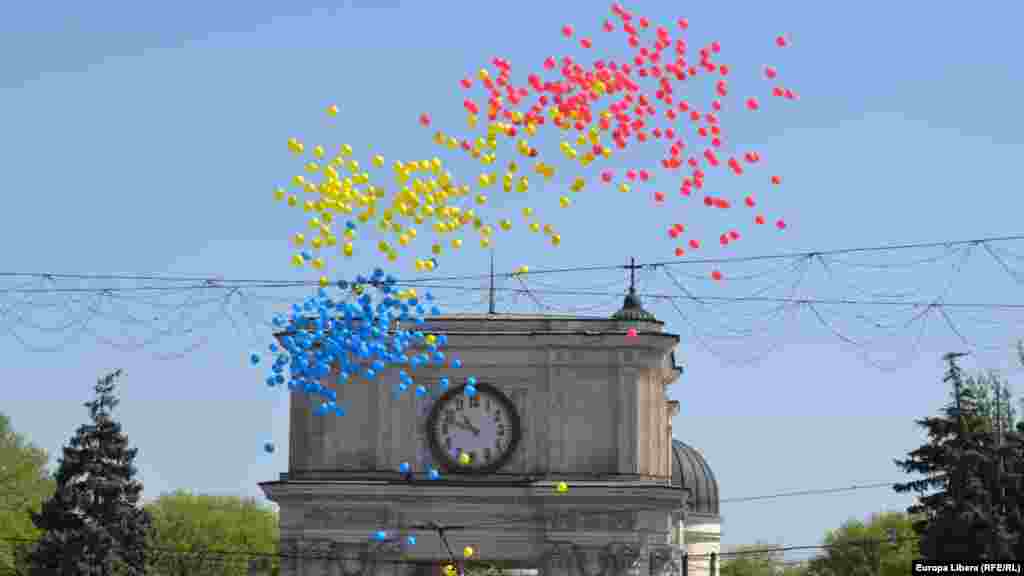 Moldova - De Ziua drapelului national, Chisinau. (Europa Libera/Alla Ceapai)