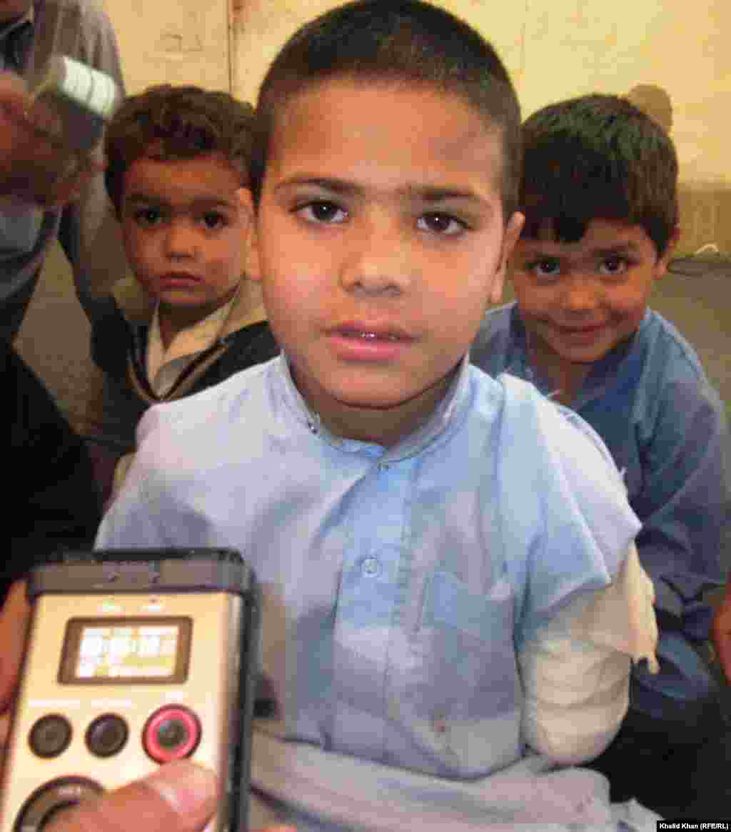 د باجوړ یو ماشوم چې د پردو جګړه کې یې خپل لاسونه وبایلل.&nbsp;