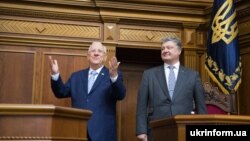 Президент України Петро Порошенко (праворуч) і президент Держави Ізраїль Реувен Рівлін під час парламентських слуханнь на тему: «75-і роковини трагедії Бабиного Яру: уроки історії та сучасність», Київ, 27 вересня 2016 року