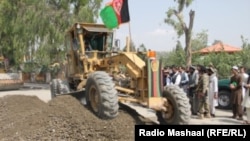 روند بازسازی یک جاده در افغانستان