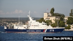Крым, пограничный сторожевой корабль "Балаклава" проекта 10410 "Светляк" заходит в Южную бухту Севастополя, архивное фото