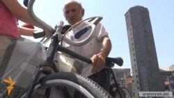 82-ամյա հեծանվորդն իր հեծանիվով է միացել «տրանսպորտային» ակցիային