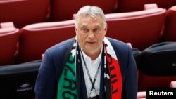 Megérdemelt lazítás egy nehéz parlamenti nap után: Orbán Viktor kormányfő a labdarúgó Európa-bajnokság F csoportjának Magyarország-Portugália mérkőzésén a budapesti Puskás Arénában, 2021. június 15-én.