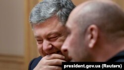 Ukrajinski predsednik Petro Porošenko i ruski novinar Arkadij Babčenko