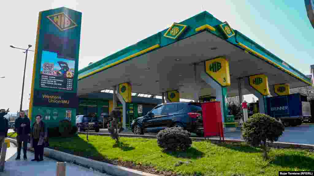 Më 4 mars, Ministria e Industrisë, Ndërmarrësisë dhe Tregtisë e Kosovës vendosi masa mbrojtëse për naftën, duke përcaktuar fitimet maksimale të lejuara për shitjen me shumicë dhe pakicë.Sipas vendimit, marzha maksimale e lejuar për shitje me shumicë është deri në 2 centë për litër, ndërkaq me pakicë deri në 12 centë për litër.Në këto fotografi pasqyrohet dallimi i çmimeve të naftës në periudhën 3-16 mars. Ndërkaq, më 9 mars, në këtë pompë benzine të kompanisë HIB, çmimi për diesel ishte 1.55 euro.