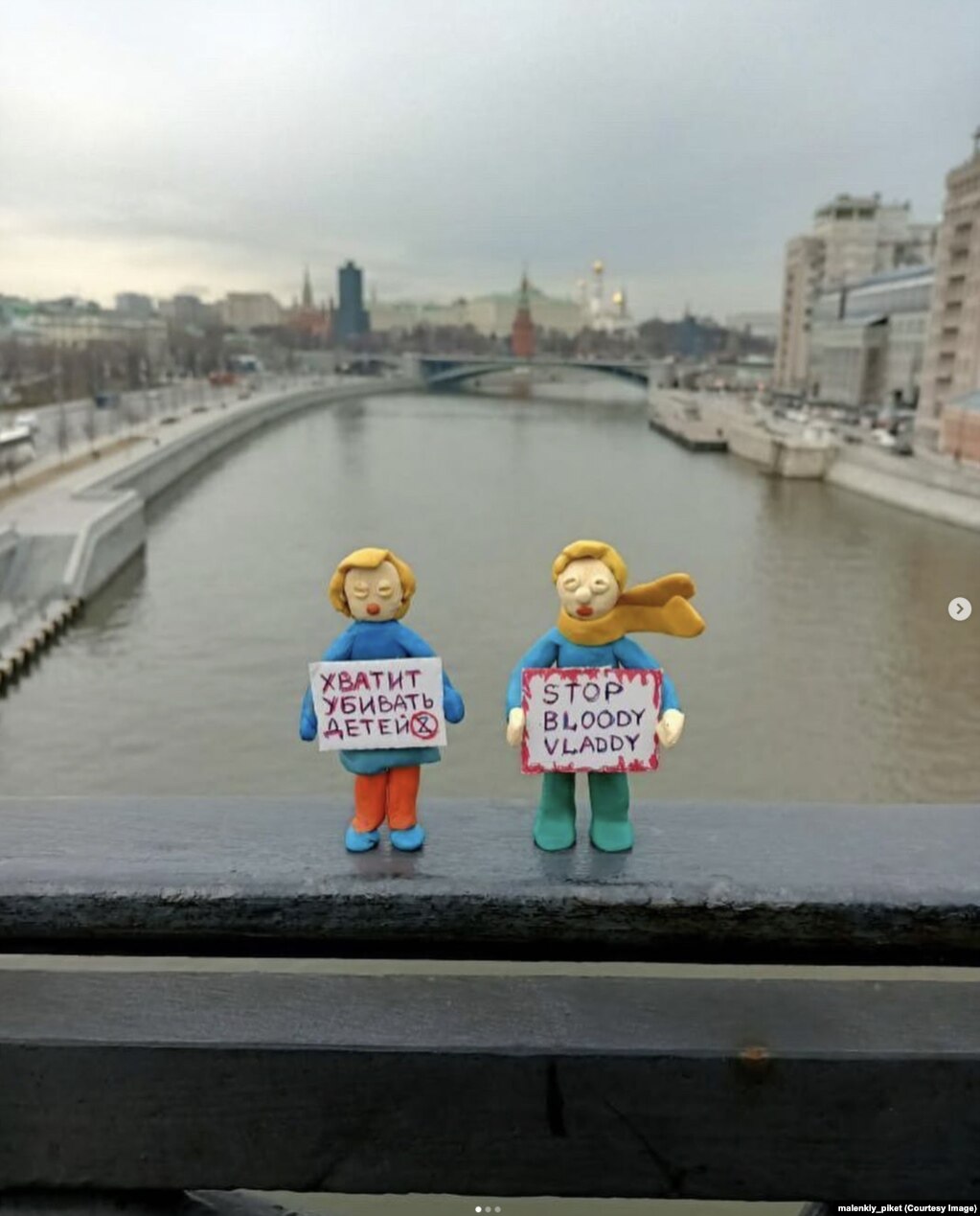 Figurat e vogla përballë Kremlinit në një urë mbi lumin Moskva. Në tabelën e gruas shkruan: "Mos vrisni fëmijë". Rusët që vendosin figura proteste si këto në publik, me siguri do të përballeshin me burgime të gjata nëse kapeshin. &nbsp;