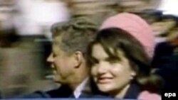 تحقيقات رسمی در مورد ترور رييس جمهوری آمريکا در سال های دهه ۶۰ ميلادی به اين نتيجه رسيد که فقط دو گلوله به سوی «جان اف کندی» شليک شده است.