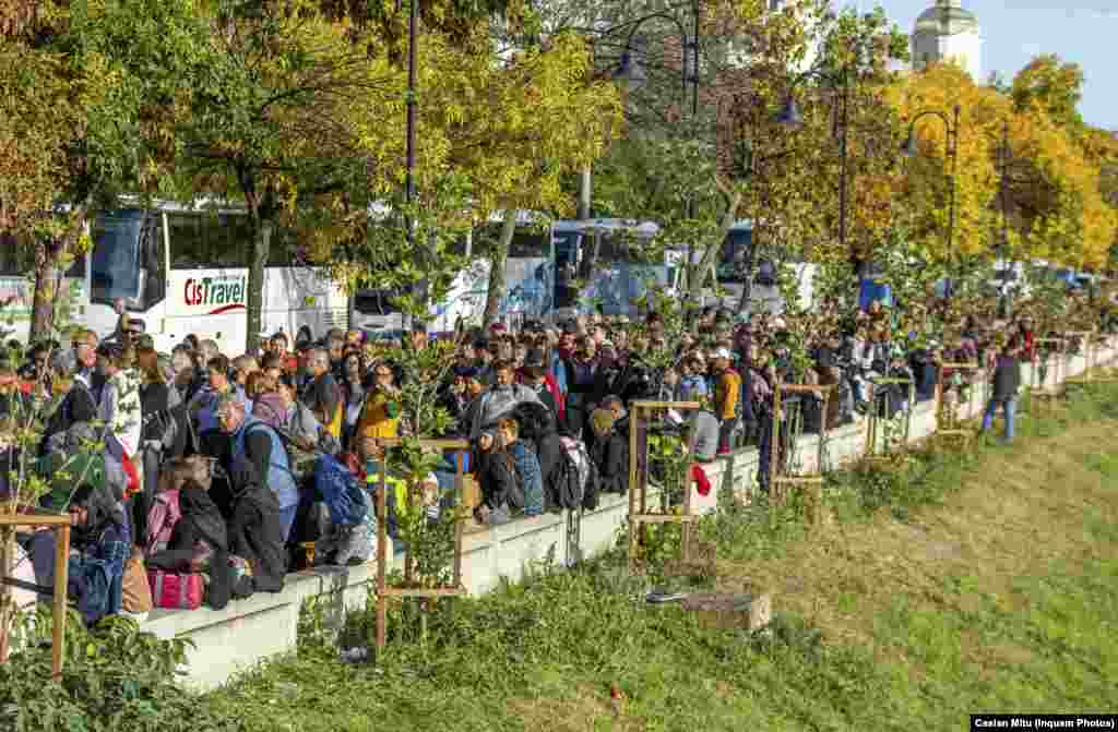 Pelerinii au venit din toată țara să se reculeagă la moaștele Cuvioasei. Luni, 14 octombrie, în ziua slujbei, oamenii încă stăteau pe mai multe rânduri la o coadă de câțiva kilometri.&nbsp;Mii de persoane au asistat la slujbă, în timp ce la rând erau peste 45.000 de pelerini care aşteaptau încă să se închine la moaşte.&nbsp;