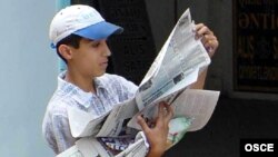 Bakıda səyyar qəzet satan oğlan, arxiv foto