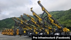 În imagine, utilaje ale asocierii Mapa-Cengiz, care urmează să fie folosite la lucrările de la tunelurile de pe lotul 2 al autstrăzii Sibiu-Pitești.