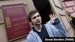 Руслан Соколовський після оголошення йому вироку біля будівлі суду в Єкатеринбурзі, Росія, 11 травня 2017 року
