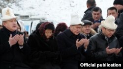 Апрель окуясынын курмандыктарына тургузулган эстеликтин ачылышы. "Ата-Бейит", 15-ноябрь, 2011-жыл