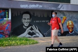 Geneva a fost umplută de mesaje politice înaintea summit-ului. Au apărut mai multe afișe și picturi murale pro-Navalnîi.