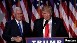 Președintele Donald Trump și vicepreședintele Mike Pence adresîndu-se alegătorilor la New York la 9 noiembrie 2016