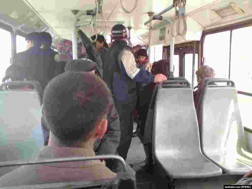 Ozal Aşgabatda, h&auml;zir hem T&uuml;rkmenabat ş&auml;herinde gatna&yacute;an "Mercedess" kysymly &yacute;olag&ccedil;y awtobuslar.