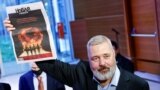 USA – Dmitry Muratov, editor-in-chief of the influential Russian newspaper Novaya Gazeta, celebrates after auctioning off his 2021 23-karat gold medal Nobel Peace Prize at the Times Center in New York, June 20, 2022 