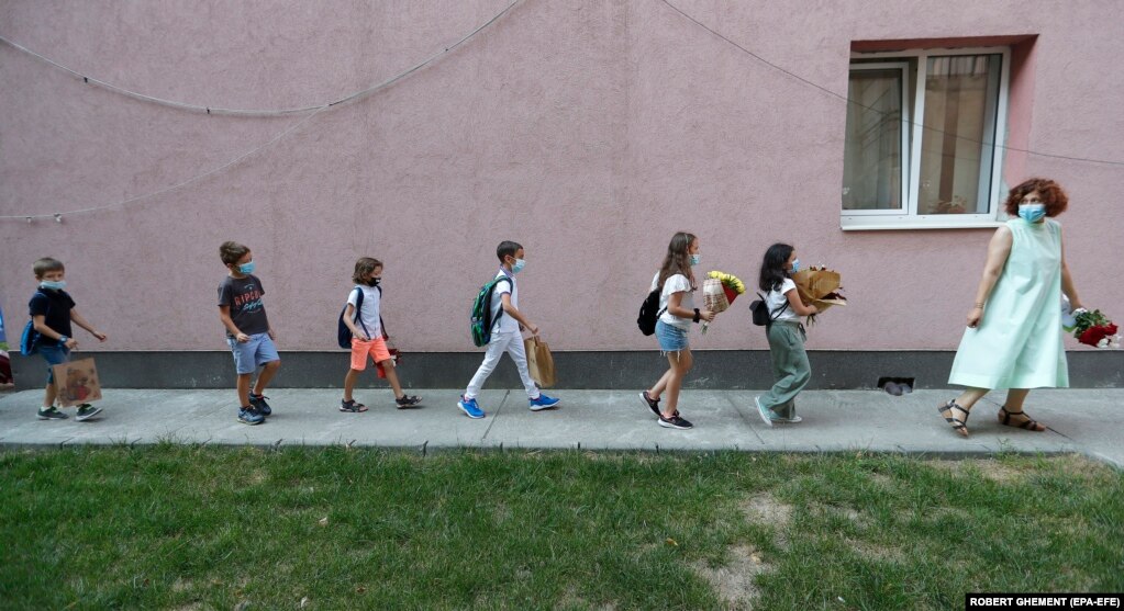 Вчителька веде свій клас на медогляд у медпункт&nbsp; &nbsp;