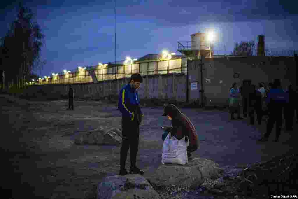 Radnici migranti stoje pored ograde sa bodljikavom žicom u koloniji u koju je navodno 19. aprila u grad Vladimir prebačen zatvoreni kritičar Kremlja Aleksej Navaljni (AFP / Dimitar Dilkoff)