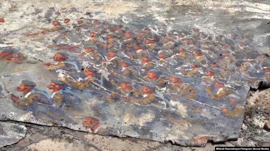 Ky fragment i pikturës, i filmuar pas largimit nga muzeu nga i cili ende dilte tym, përputhet me një pjesë të panoramës që është ruajtur në arkiva online.