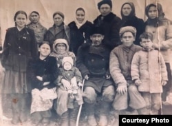 Жители Жанажола, 1954 год. Крайняя слева — Флора Катиева, мама автора данной статьи. На фото ее родители, братья, сестры, жены братьев, их дети.