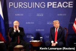 Vladimir Putin pare că strigă la jurnaliștii din sală.