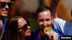 Artem Dolgopyat és barátnője 2021. augusztus 3-án, miután visszatértek Izraelbe a tokiói olimpiáról