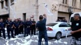 Лидерът на гражданското движение БОЕЦ замерва сградата на МВР с тоалетна хартия по време на протест срещу вътрешния министър Даниел Митов, 11 септември 2025 г.