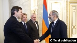Nikol Pashinian (sağda) həmsədrlərlə görüşür, 13 iyun, 2018-ci il
