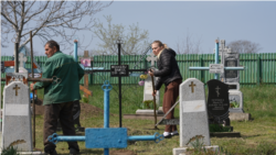 Clacă la cimitir: Cum se pregătește un sat de Blajini