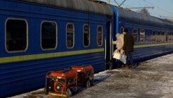 Vagoane de tren și corturi: Cum fac față locuitorii din Kiev penelor de căldură și curent