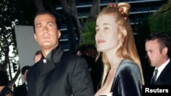 Стивън Сегал по време на церемония по награждаване на "Оскарите" през 1996 г. 