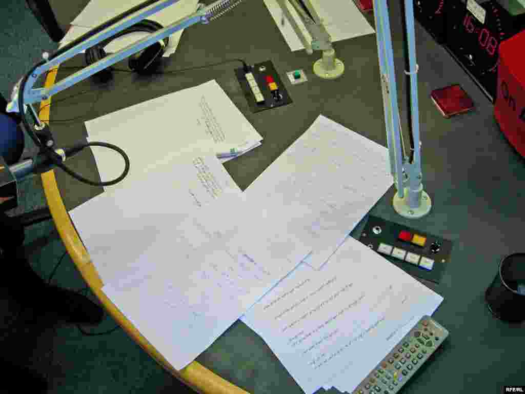 و کاغذهای باقی مانده...«اول تبریک، بعد معرفی همکاران و بعد هم حمید فاطمی می پرسد که برنامه تا کی ادامه پیدا خواهد کرد و ...» باقی ماجرا