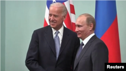 Poză de arhivă Joe Biden și Vladimir Putin în cadrul unei întâlniri din 2011 (captură video)