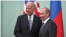 Poză de arhivă Joe Biden și Vladimir Putin în cadrul unei întâlniri din 2011 (captură video)
