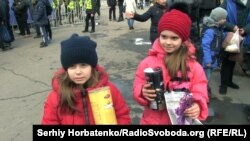 Дети на встрече с Юлией Тимошенко, которым организаторы акции раздавали пакеты с конфетами. Славянск, 18 марта 2019 года 