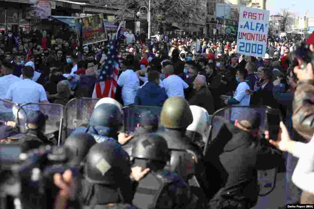 U Skoplju je 26. febuara uz policijske kordone i manje incidente održan protest zbog presude u slučaju &quot;Monstrum&quot;, kojom je grupa Albanaca osuđena za petostruko ubistvo kod Smilkovskog jezera u okolini Skoplja u aprilu 2012. godine.