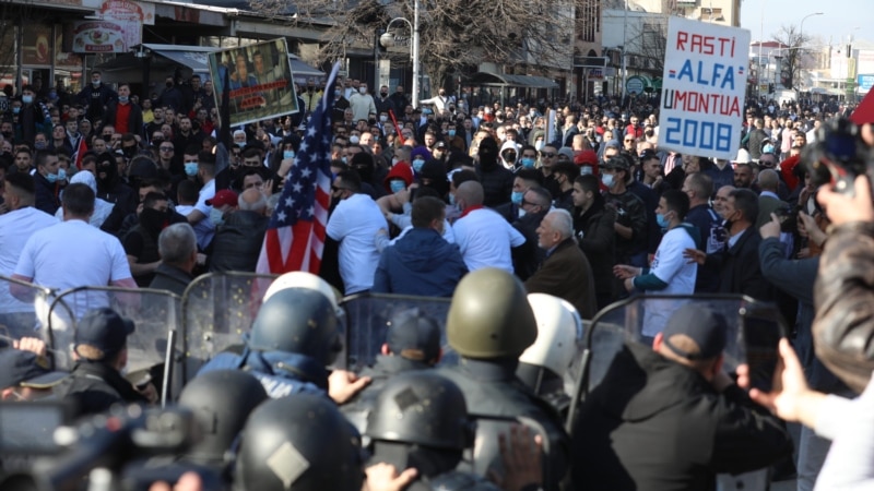 МВР-осум приведени, седум полицајци повредени на протестот за „Монструм“
