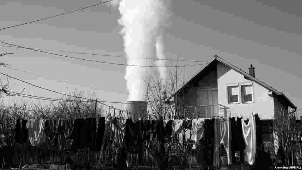 Ndotja e ajrit nga tymtarët e termocentraleve në Obiliq ndërsa aty pranë është kjo shtëpi ku jetojnë banorë.&nbsp;Fotografi e bërë në prill të vitit 2024.