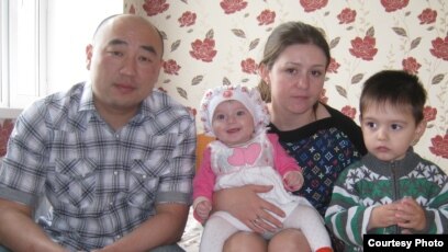 Ұл анасының жатын бөлмесіне секс-видео түсіру үшін келген.