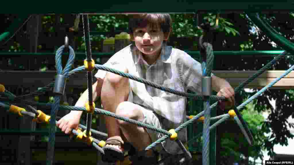 Pe terenul de joaca pentru copii din gradina publica Stefan cel Mare