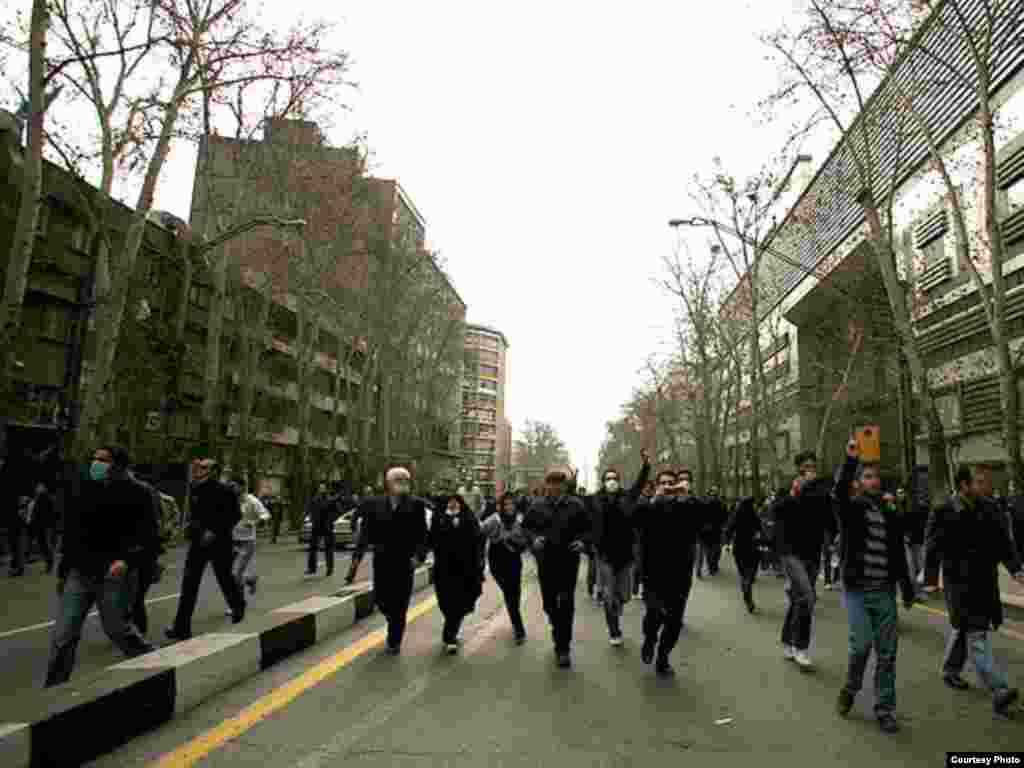 Iran -- Iranian opposition supporters in antigovernment protest on Ashora (Ashura) day  in Tehran, 27Dec2009 - Photo by Dara (Use only with Photographer's name