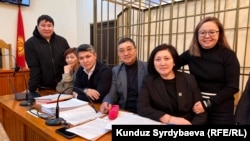 Журналист Канышай Мамыркулова адвокаттары менен. Бишкек шаардык соту. 30-январь, 2026-жыл.