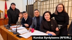 Журналист Канышай Мамыркулова адвокаттары менен. Бишкек шаар соту. 30-январь, 2026-жыл.